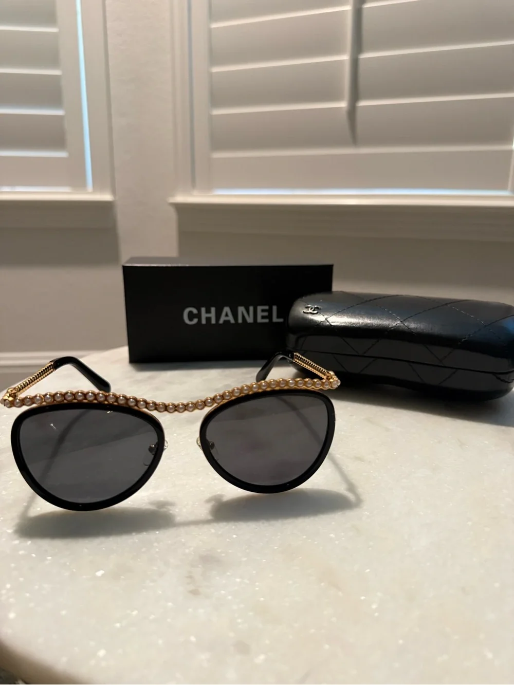 CHANEL elegant sunglasses
